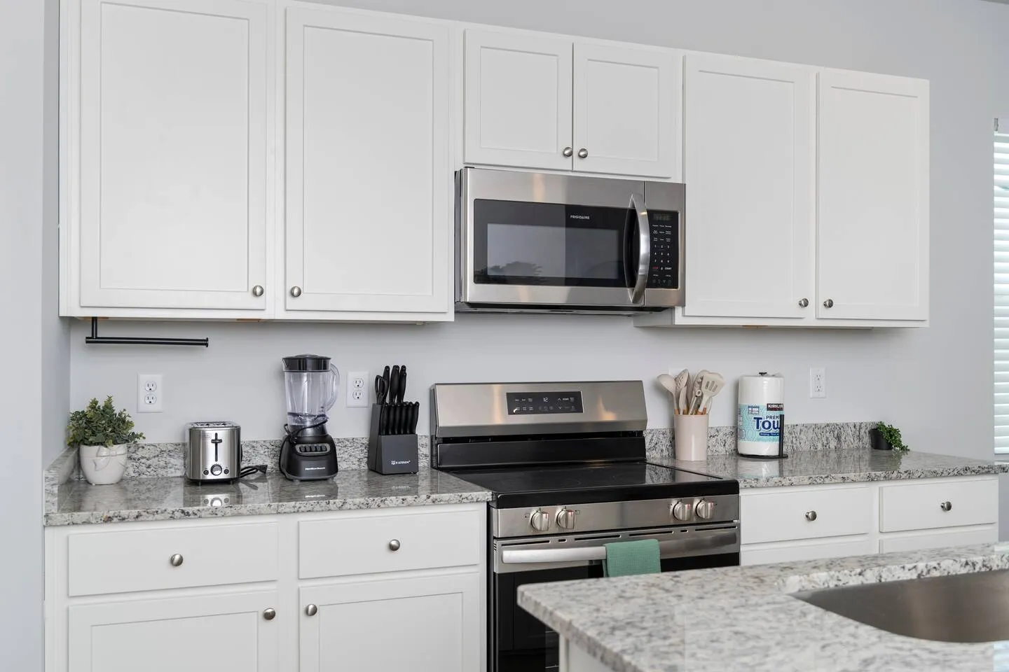 Luxury 3BR/3BA New Build Home - Pool/Beach/Parking — photo 6 of 8