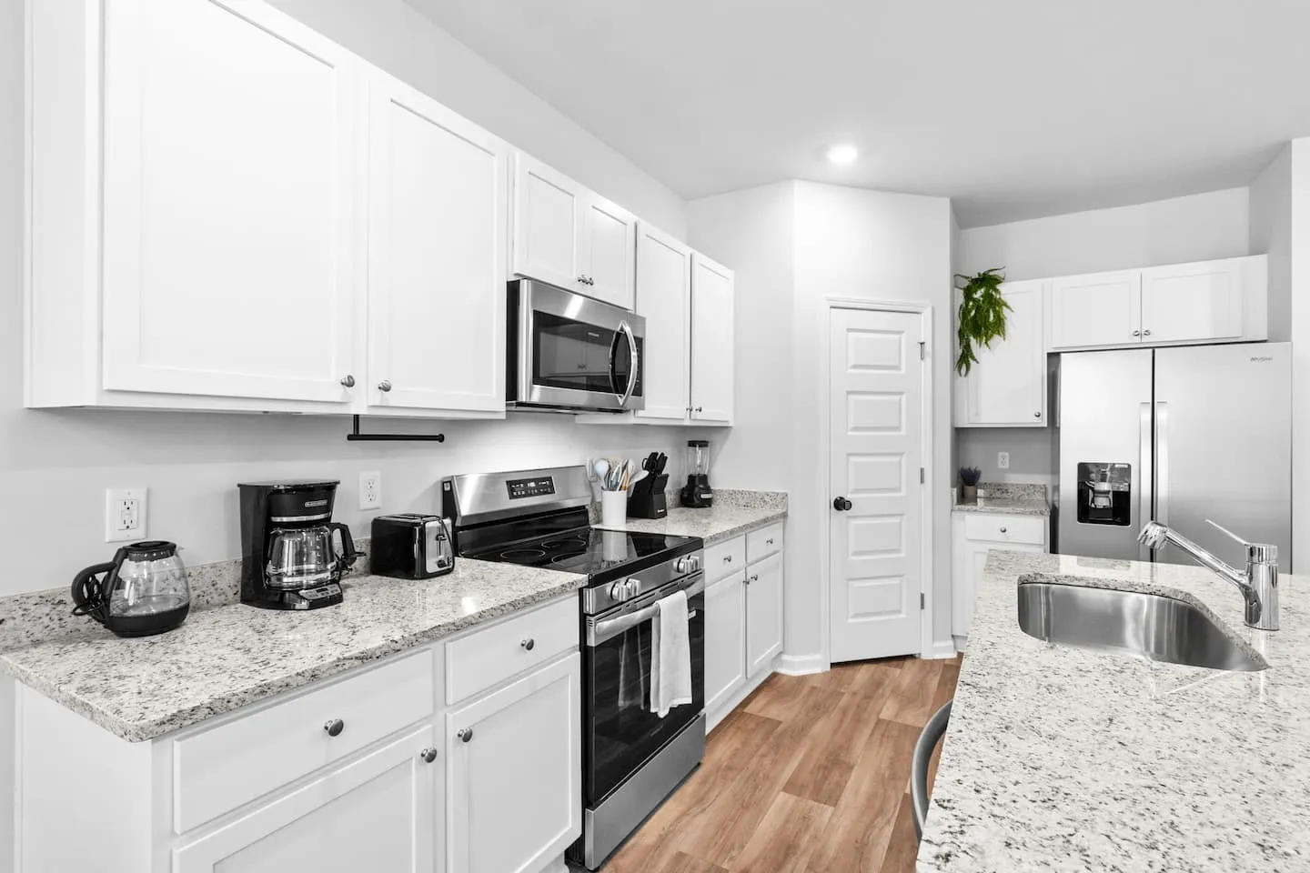 Modern 3BR/3BA New Build Home - Pool/Beach/Parking — photo 6 of 8